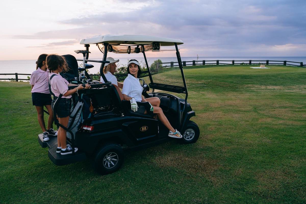 Golfplatz am Meer auf Mauritius mit Blick über Fairway und Lagune