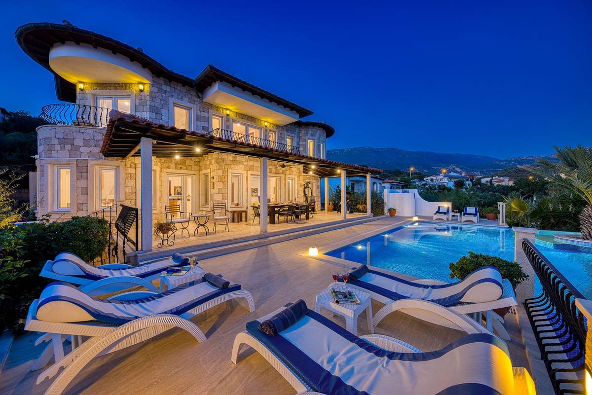 Fully-staffed private villa on the Mauritius west coast, its garden opening onto the lagoon